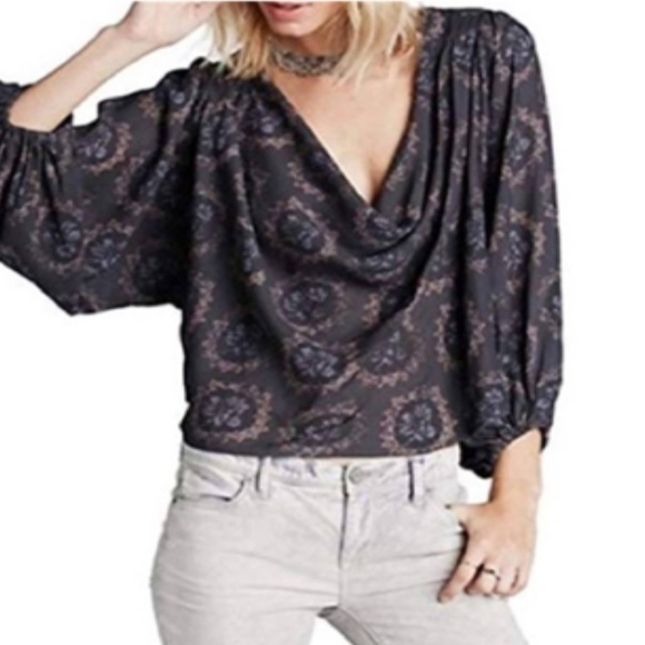 FREE PEOPLE blouse balloon sleeve Cowling Around Printed in Midnight Combo - Picture 1 of 9